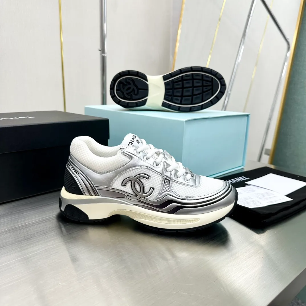 👟👟Ex-factory price 640 👟👟 Women's Shoes Women's Clothing Chanel Chanel 23C Early Spring Resort Series Xiaoxiang Metal Casual Sports Shoes Gold Silver Horn King The latest foreign catwalk series Chanel Chanel 2023 Early Spring Series is held in the second smallest country in the world. The series is inspired by Monaco's international seaside lifestyle, from the F1 racing track to beach swimming pools, from casinos to tennis courts, to create a diverse and unique new series of racing driver's helmets, jumpsuits and other elements that have been reinterpreted to be more fashionable. Exquisite packaging at the delivery counter 🛍📦 ▪️Fabric: Original imported metal cowhide + technical fabric ▪️Inner lining: Original custom-made breathable mesh ▪️Sole: Original molded ultra-light foam combination outsole ▪️Sole thickness: 3.5CM ▪️Size: Women’s 35-41